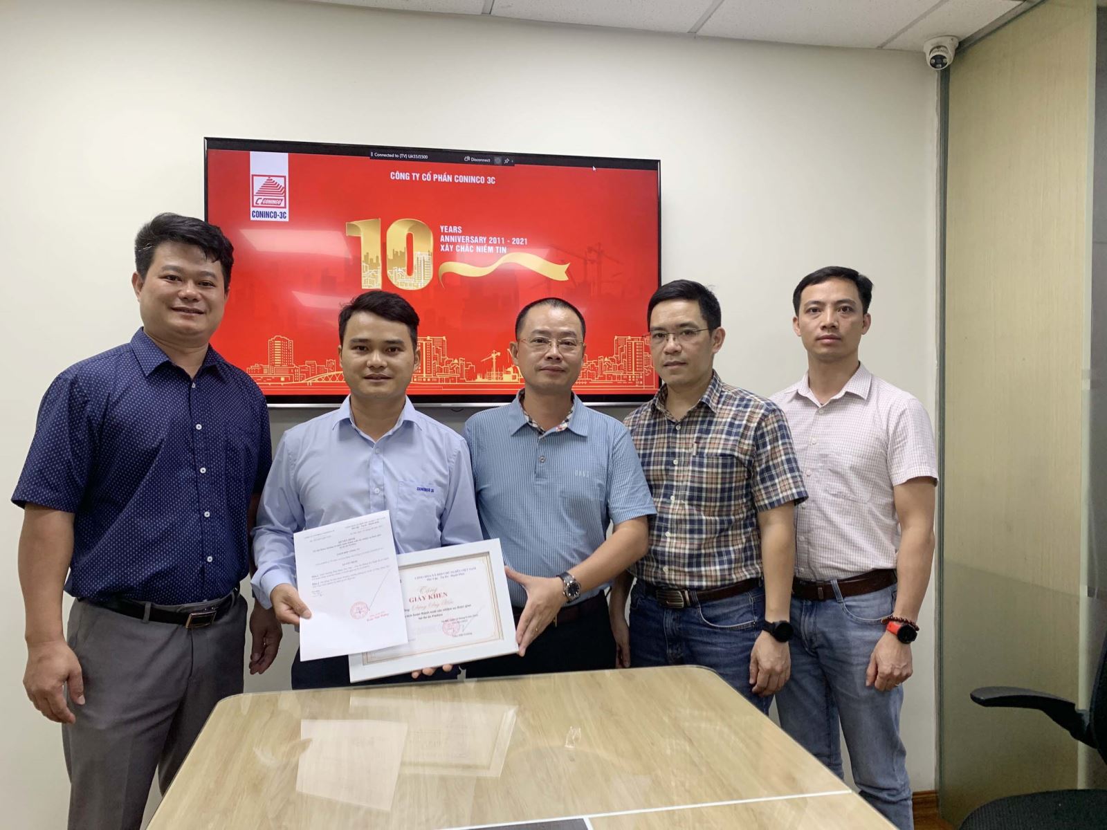 Ban lãnh đạo công ty, Trưởng Phòng KT, KH-TH chụp ảnh và chúc mừng đồng chí Hậu